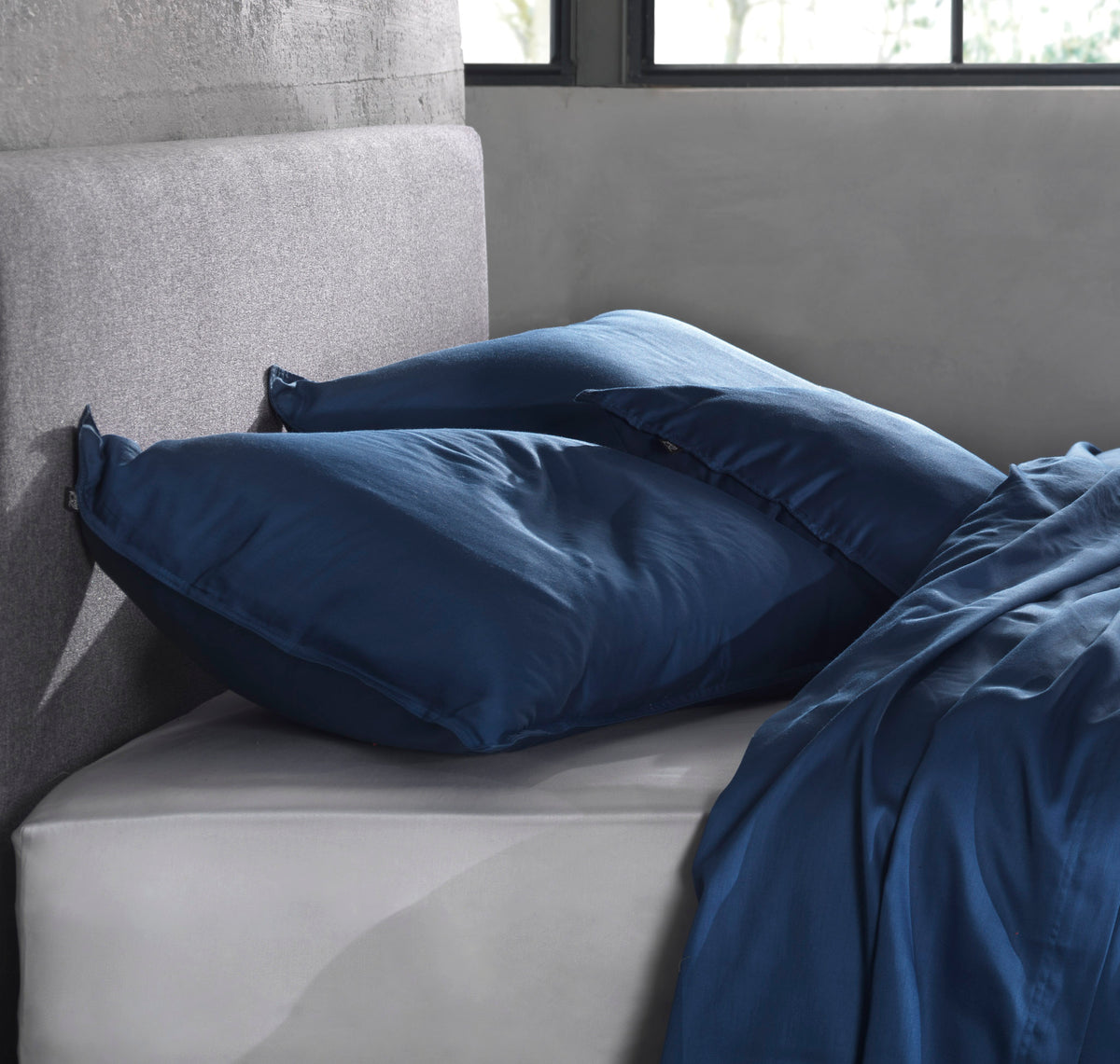 Zo Home kussensloop Satinado Evening Blue satijn