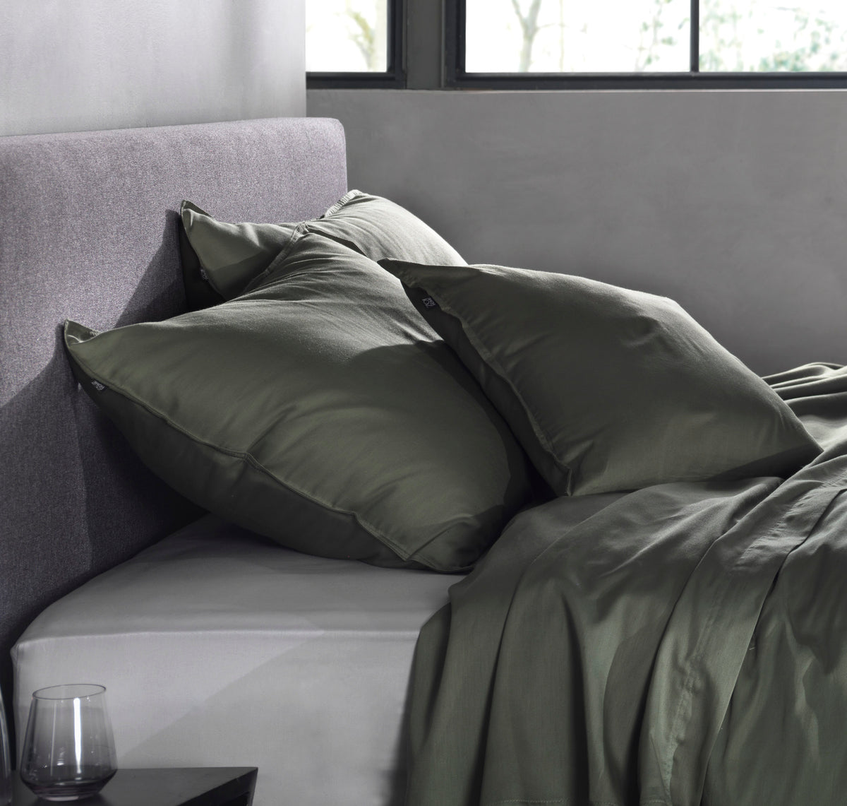 Zo Home kussensloop Satinado Army Green satijn