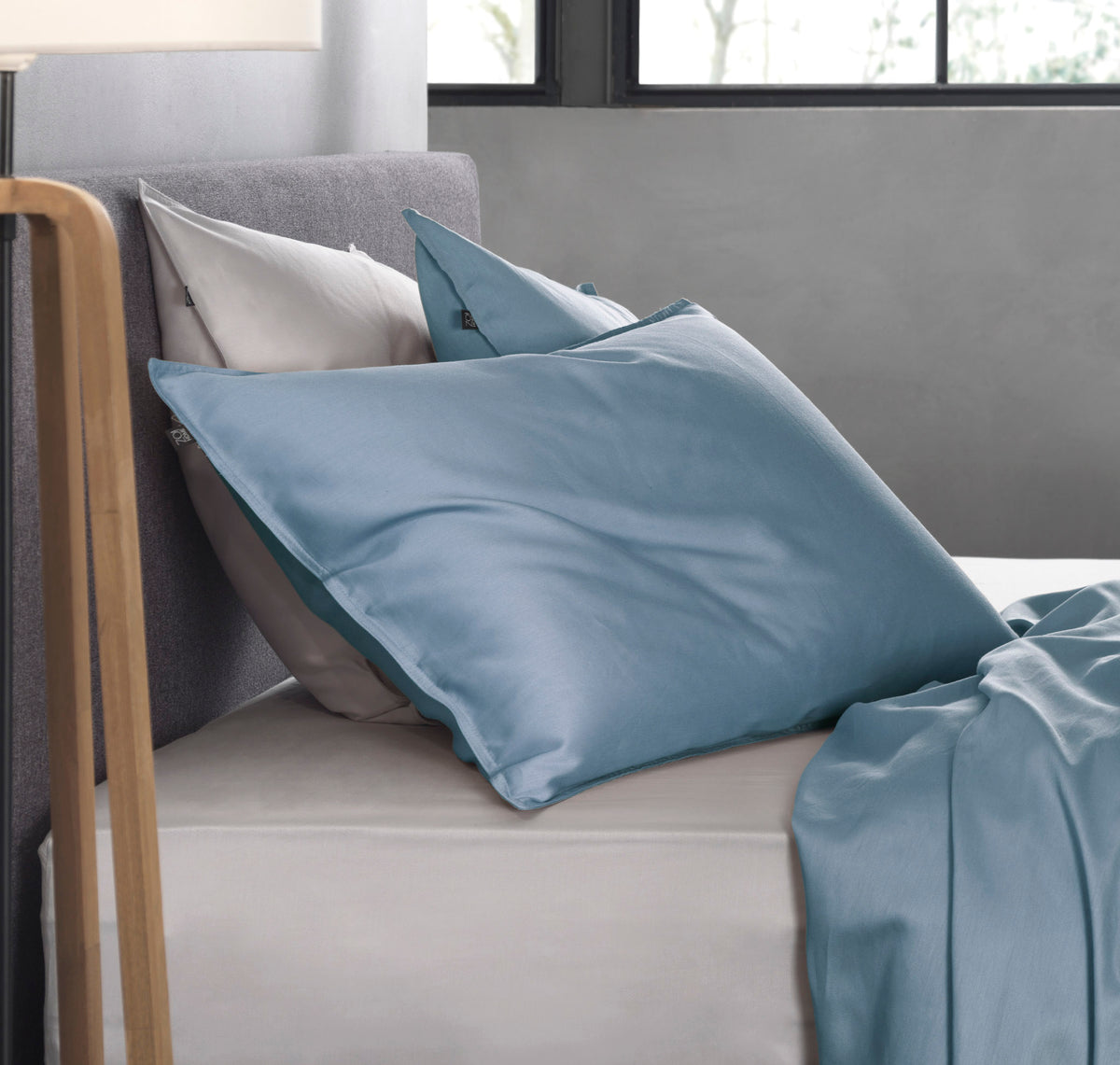 Zo Home kussensloop Satinado Riviera Blue satijn