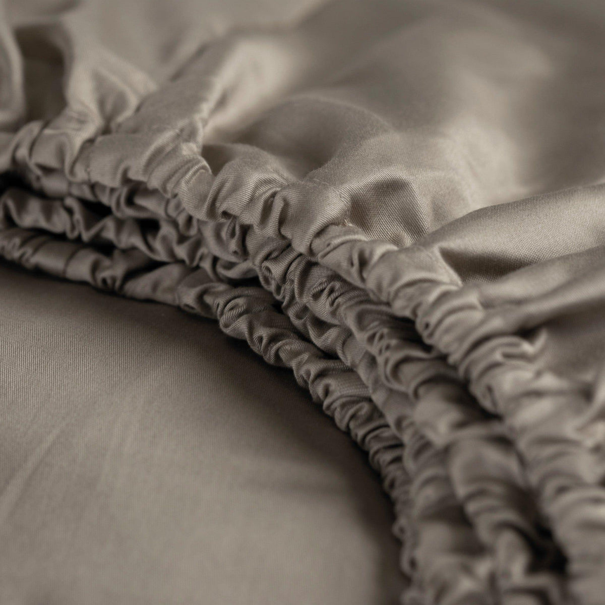 Cinderella Double-Split topper hoeslaken Sundays taupe satijn